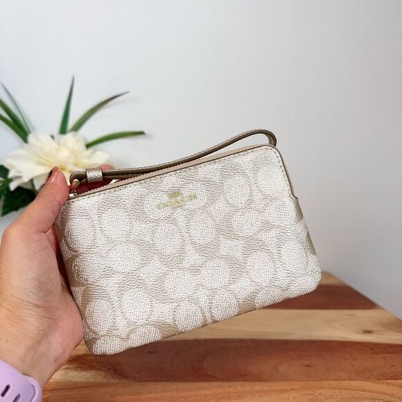 NWT Coach Corner Zip Wristlet In Signature Canvas - Picture 1 of 5